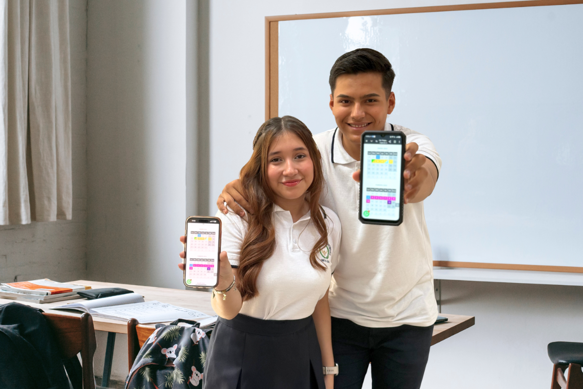 Estudiantes radiantes del Colegio Nightingale, compartiendo risas y camaradería mientras posan juntos como compañeros de estudio.